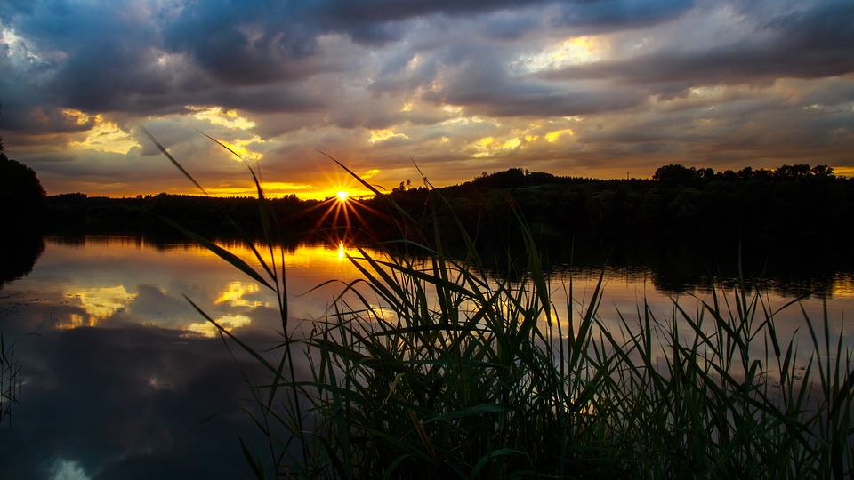 https://pixabay.com/photos/sunset-destination-finger-lakes-3583622/