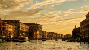 https://pixabay.com/photos/italy-grand-canal-sunset-venice-6735340/