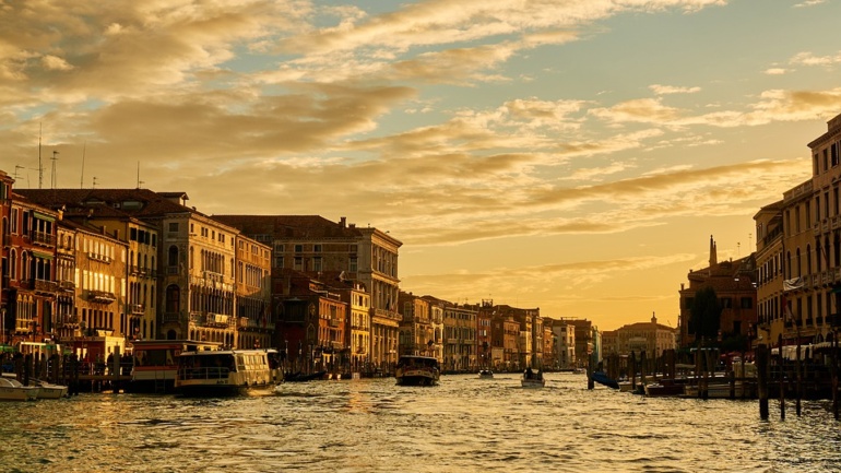 https://pixabay.com/photos/italy-grand-canal-sunset-venice-6735340/