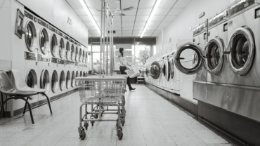 https://pixabay.com/photos/laundry-saloon-laundry-person-567951/