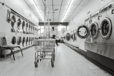 https://pixabay.com/photos/laundry-saloon-laundry-person-567951/