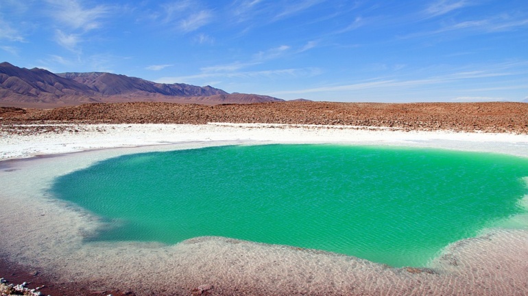 https://pixabay.com/photos/chile-salt-lake-atacama-nature-4810018/