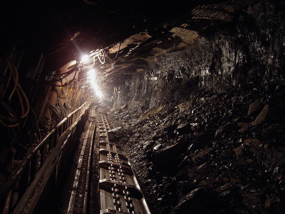 https://pixabay.com/photos/coal-black-mineral-underground-1626368/